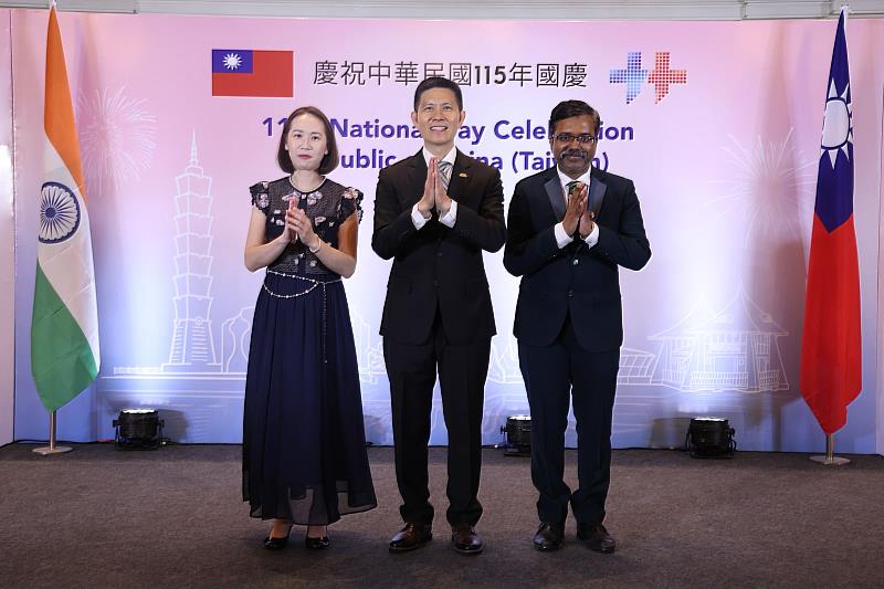 駐清奈辦事處許書智處長主持115年中華民國國慶酒會與致詞主賓印度外交部駐清奈分處處長維傑亞庫馬(S. Vijayakumar)合影