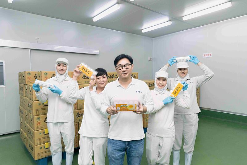 見證臺灣洗選蛋產業轉型歷程,臺南蛋品總經理陳昭延將上一代對食品之敬畏化為日常稽核,帶領同仁從源頭設備至末端檢驗全面嚴格把關。(資料來源:臺南蛋品)