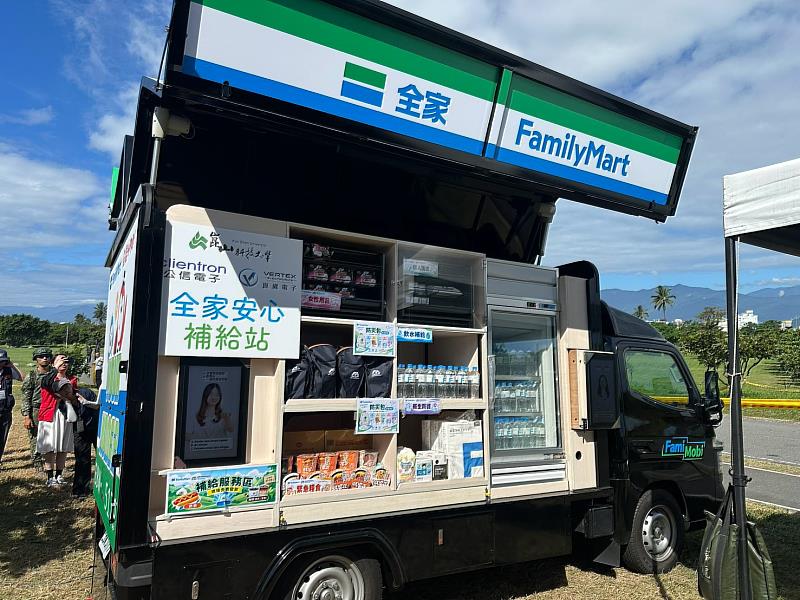 崑山科大打造出集電動載具、智慧電子、能源管理與行動零售於一體的「行動超商」。