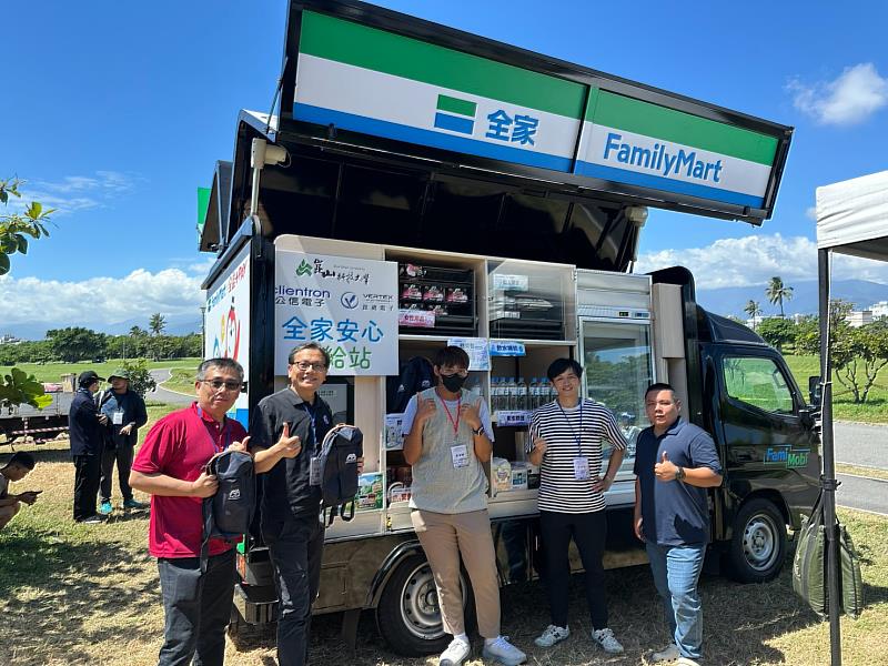 「FamiMobi 智慧零售電動補給車」由鐘俊顏副校長（左2）領軍，研發長暨車電系主任江智偉（左1）與鍾天穎老師（右）帶領學生團隊共同投入。