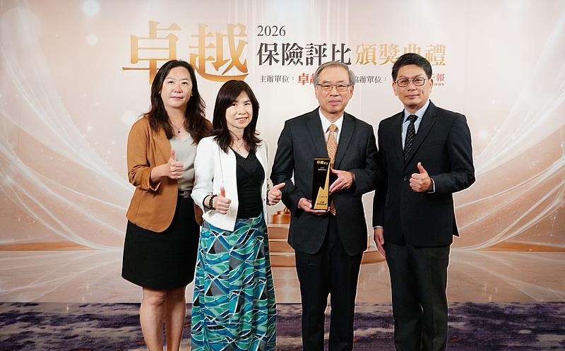 宏泰人壽董事長李啓賢帶領團隊參加2026卓越保險評比頒獎典禮。左起為宏泰人壽客戶服務中心經理許涵棣、保戶服務系統副總經理蔡麗絲、董事長李啓賢、經營企劃部協理張志安。