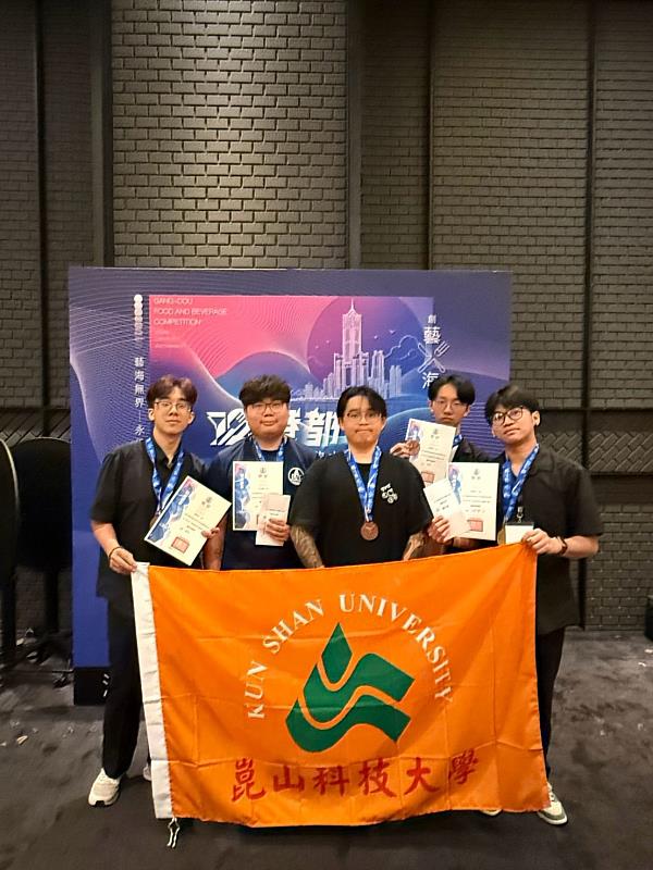 崑大餐飲系港都盃拉花賽榮獲2金2銅，許翺昶（左起）、林泓翮、校友黃志忠、許宸維、林鉦哲合影。