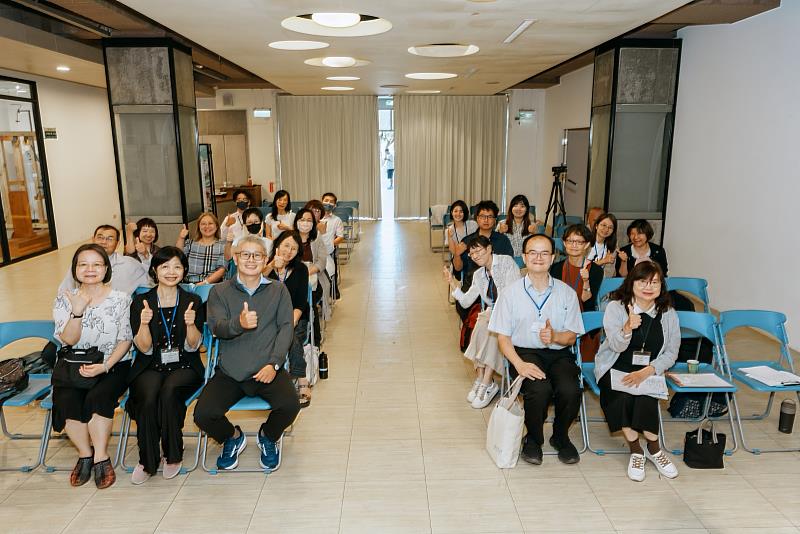 南臺科大通識教育中心舉辦「人才培育×社會實踐×AI應用學術暨教學研討會」，校內外貴賓與學者合影。