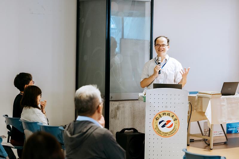 國立中正大學台灣文學與創意應用研究所李知灝教授兼所長進行專題演講。