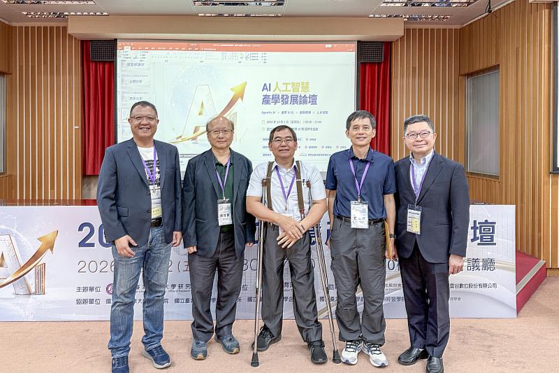伊雲谷數位科技蔡佳宏董事長（左起）、臺大陳厚銘名譽教授、北商大廖文華研發長、陽明交大人工智慧普適研究中心曾煜棋主任及北商大黃焜煌副校長於論壇合影。