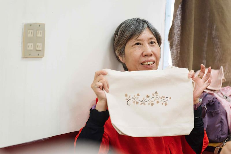 走過漫長照顧歷程的阿秀媽媽,參與伊甸柿染活動,讓她暫時放下照顧責任,與朋友交流,也重新找回自己的生活。