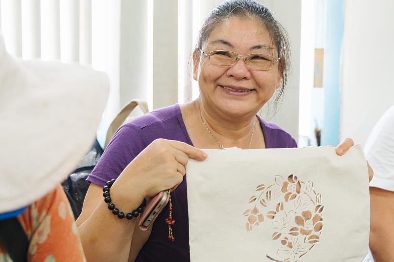小如媽媽長年照顧罹患癲癇的兒子,透過柿染活動暫時放下照顧角色,獲得喘息。