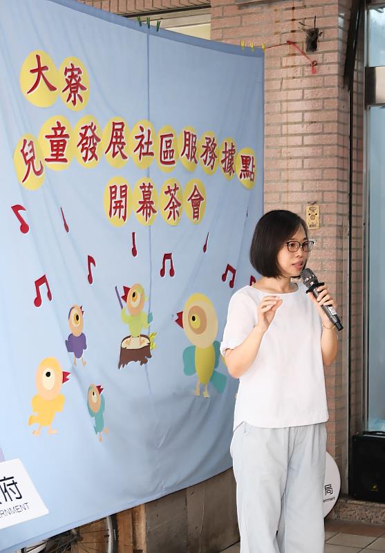 高雄市政府社會局兒福中心主任張容榕致詞，期許大寮據點讓孩子在熟悉的社區環境中安心成長。