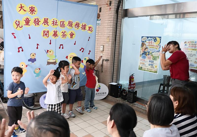 慢飛天使於大寮據點開幕茶會帶來活潑律動表演，展現學習成果，帶動現場溫馨氣氛。