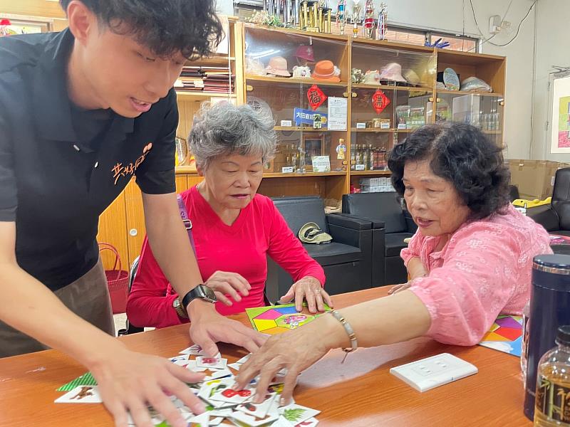 伊甸教保老師細心引導長輩進行桌遊遊戲，帶領大家動腦體驗趣味互動。