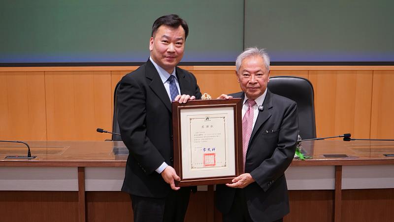 奇美食品宋光夫董事長(右)崑山科大開講,李天祥校長(左)代表頒發感謝狀。