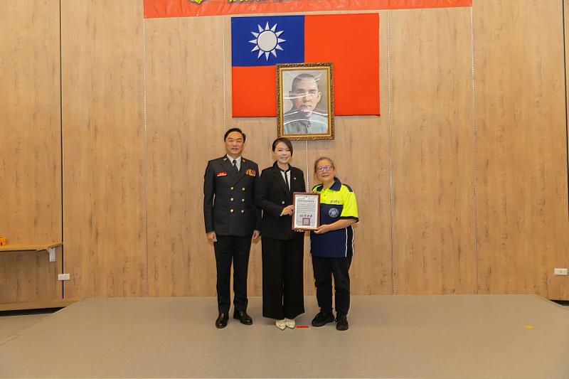 鳳凰志工隊副隊長陳美枝近期榮獲消防署鳳凰盃發明競賽優秀獎,高虹安市長表揚。