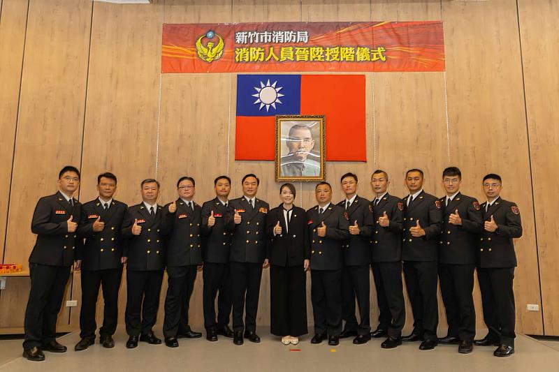 115年消防局晉陞人員授階儀式，高虹安市長為11名晉陞幹部授予階級章。