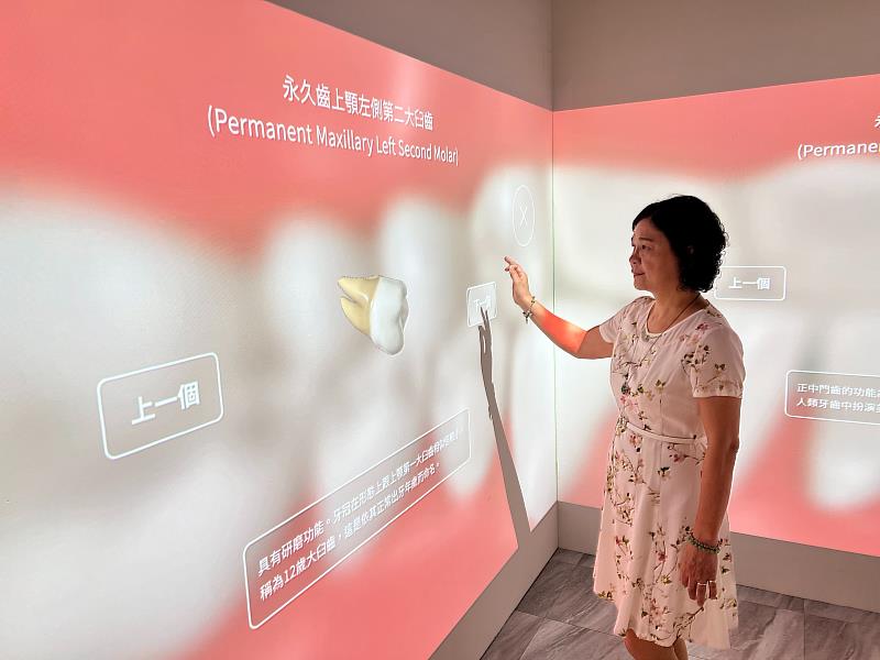 中臺科大陳錦杏校長體驗智慧牙體元宇宙互動教學。