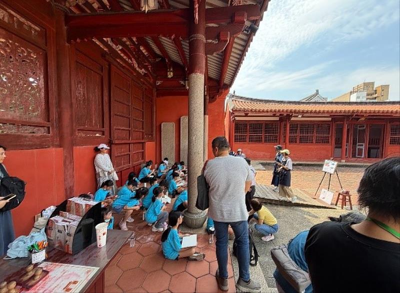 在專業導覽帶領下近距離欣賞慕夏經典作品，並前往臺南孔廟進行戶外寫生，從觀展到創作展開一日美感教育之旅。（圖：校方提供）