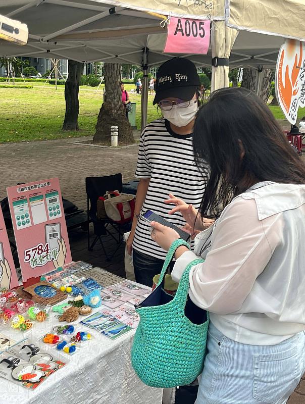 學生教導民眾綁定愛心碼。