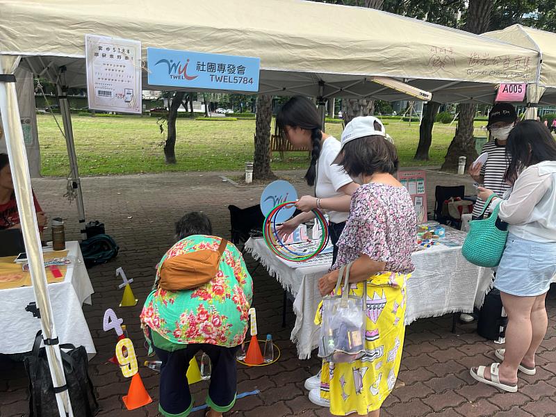 公廣系畢業製作團隊「生物製夢所」攜手業主參與公益市集,透過套圈圈遊戲,讓民眾套中愛心碼5784。