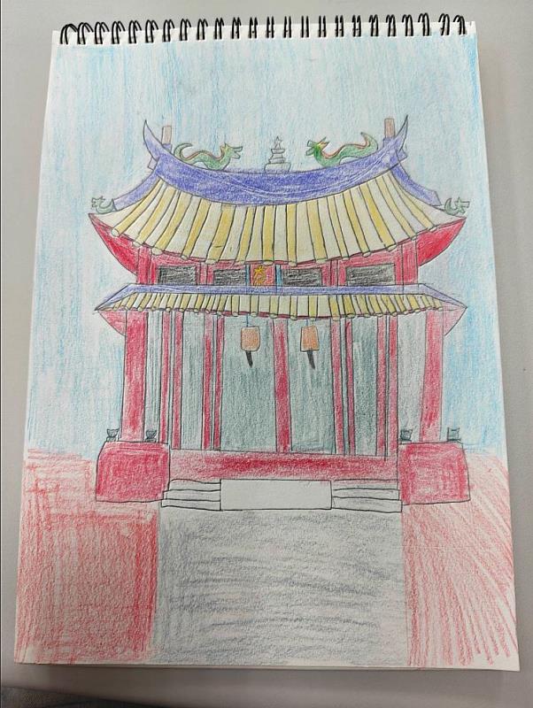學童以畫筆描繪臺南孔廟，細膩呈現紅瓦、屋脊與古蹟建築特色，將觀察與藝術感受轉化為充滿童趣的寫生作品。（圖：校方提供）
