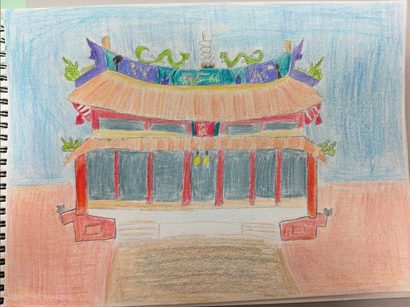 學童以畫筆描繪臺南孔廟，細膩呈現紅瓦、屋脊與古蹟建築特色，將觀察與藝術感受轉化為充滿童趣的寫生作品。（圖：校方提供）
