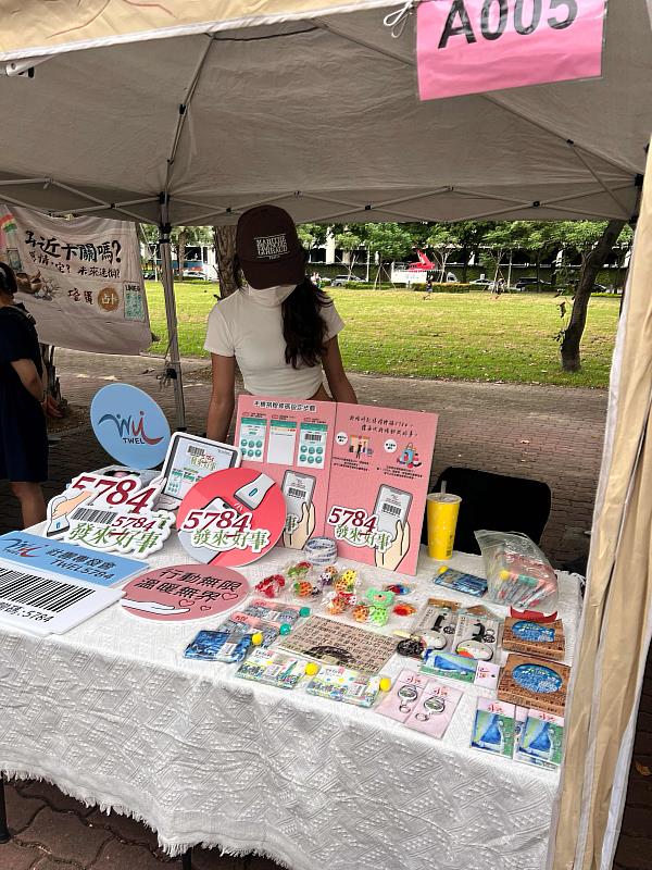 團隊於公益市集的攤位展示。