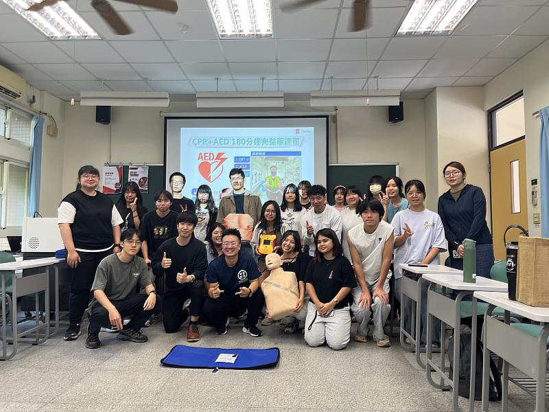 CPR+AED證照班同學大合照。