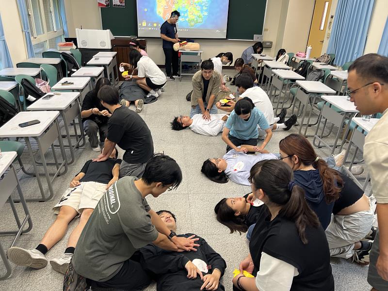 學生進行急救操作練習。