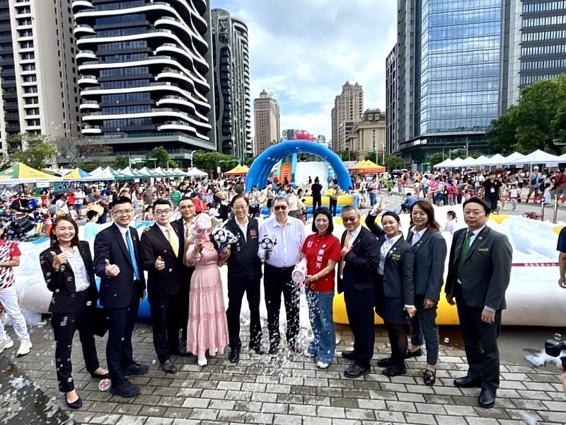永慶慈善基金會董事長趙怡(右6)及永慶加盟四品牌桃區經管會幹部,和桃園市長張善政(左6)一同參與啟動儀式,為泡泡派對揭開序幕。