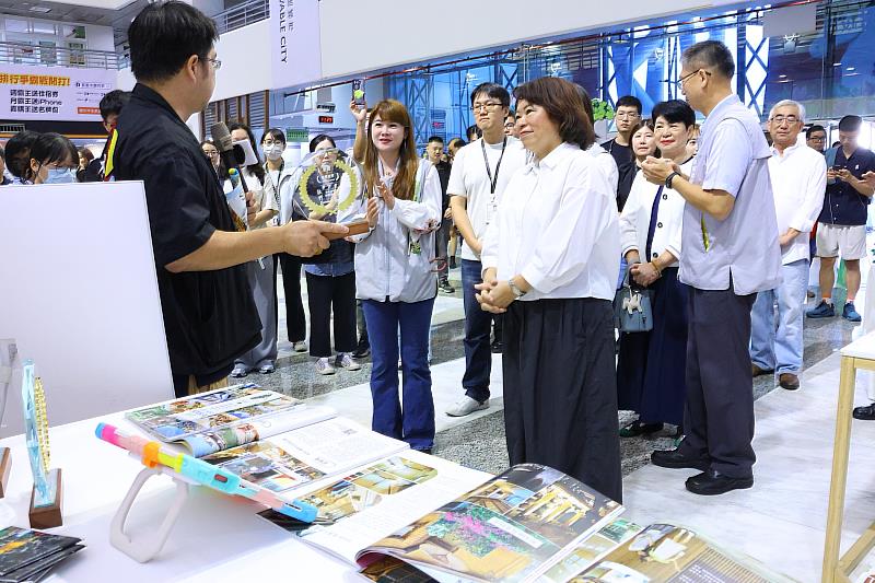 黃敏惠市長與民宿業者。