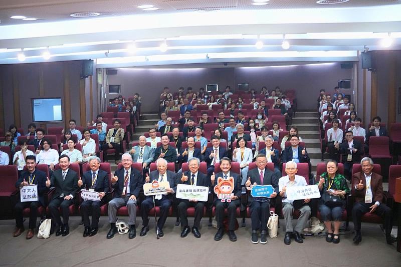 中央大學法律與政府學系揭牌典禮,吸引許多學界與法政領域人士共襄盛舉。
