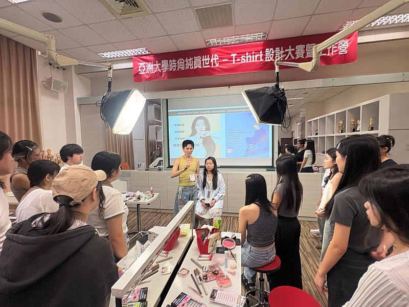 1028專業彩妝師示範妝容技巧，學生專注觀摩，深化美妝實務學習。