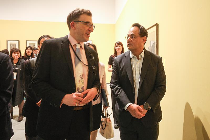 國泰金控主要贊助《新藝境：慕夏百年經典特展》近日圓滿閉幕，展覽期間吸引近10萬人次到台南朝聖大師名作，國泰金控資深副總孫至德代表出席觀展。由右至左為國泰金控資深副總孫至德、慕夏基金會執行長Marcus Mucha。（圖/國泰金控提供）