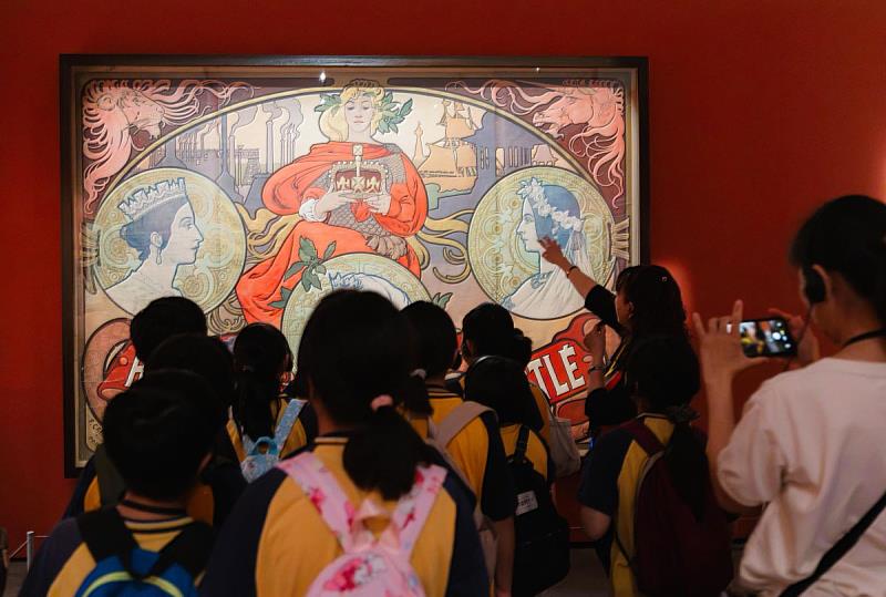 國泰金控主要贊助《新藝境:慕夏百年經典特展》,展覽期間舉辦公益觀展日,帶領台南當地學童近距離欣賞國際級藝術作品。(圖/國泰金控提供)