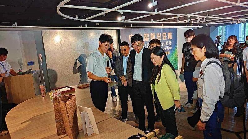 評審及貴賓參觀東華大學仿生模型。