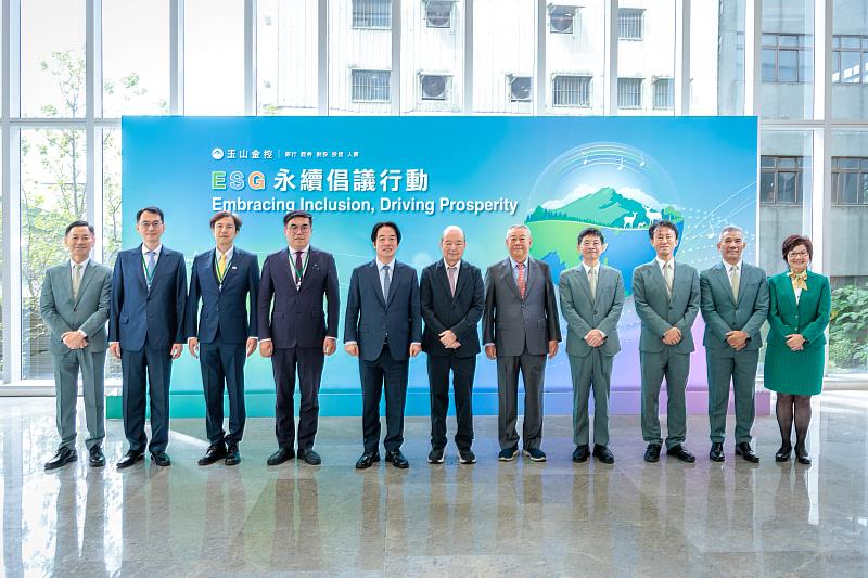 玉山金控舉辦「2026玉山ESG永續倡議行動」，賴清德總統（左5）、玉山金控創辦人黃永仁（中）、董事長黃男州（右4）、環境部部長彭啓明（左4）、金管會副主委陳彥良（左3）、金管會銀行局局長童政彰（左2）、董事吳建立（右5）、金控總經理陳茂欽（右3）、銀行總經理林隆政（右2）、永續長張綸宇（左1）及銀行個金總處執行長許美麗（右1）共同出席見證。（圖／玉山金控提供）