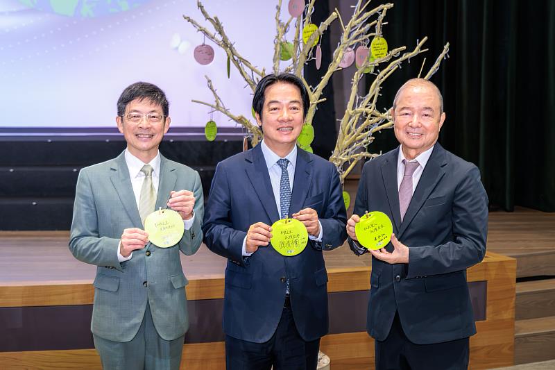 賴清德總統（中）於「玉山ESG永續倡議行動」現場親筆寫下「希望之光，永續台灣」祈福卡，並與玉山金控創辦人黃永仁（右）、董事長黃男州（左）合影留念。（圖／玉山金控提供）