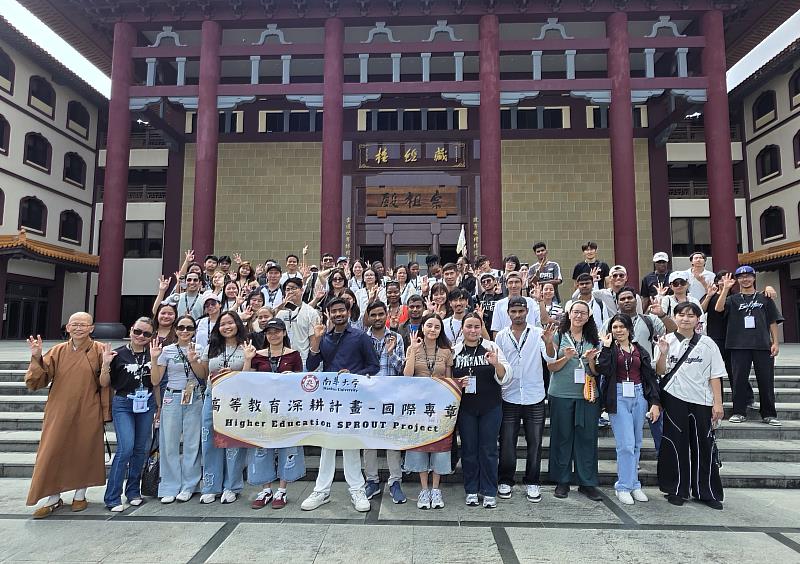 南華大學迎接13國境外新生，從校園關懷到文化走讀探索臺灣，特別安排至高雄佛光山宗祖殿禮拜創辦人星雲大師，並於廣場合影留念。