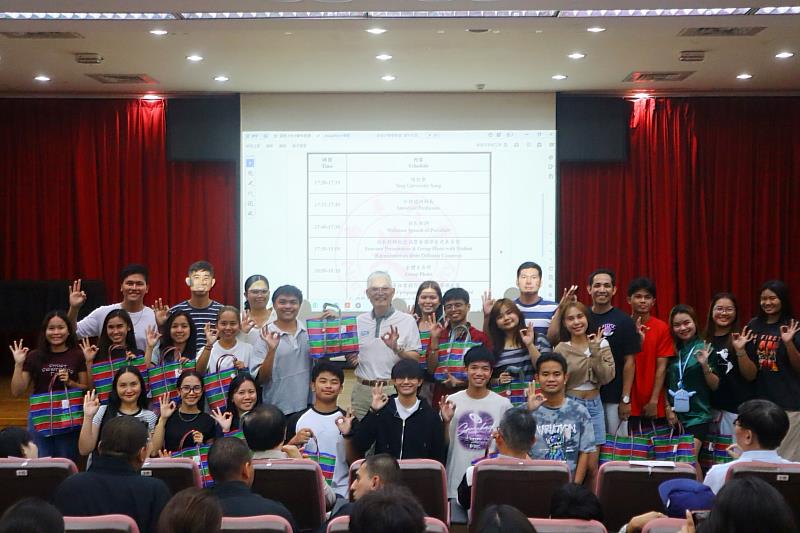 南華大學迎接13國境外新生，辦理新生說明會，高俊雄校長與菲律賓全體新生合影，並致贈紀念品。