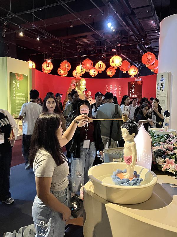 南華大學迎接13國境外新生，從校園關懷到文化走讀探索臺灣，圖為菲律賓學生浴佛，體驗佛教文化。