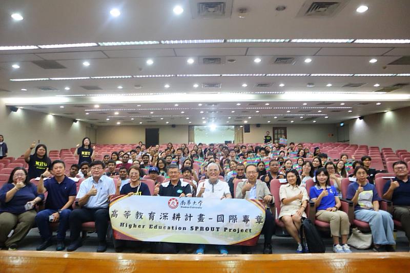 南華大學迎接13國境外新生，辦理新生說明會，並與師長合影。