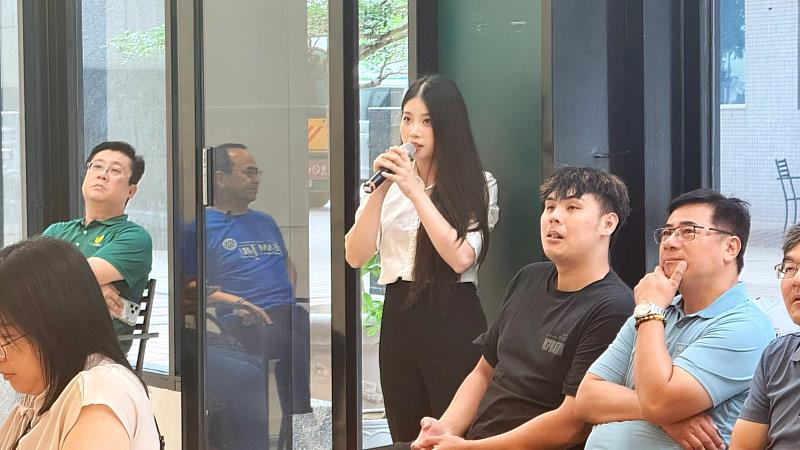 越南籍學生吳懷莊以精彩吟詩演出展現文化底蘊與自信風采。