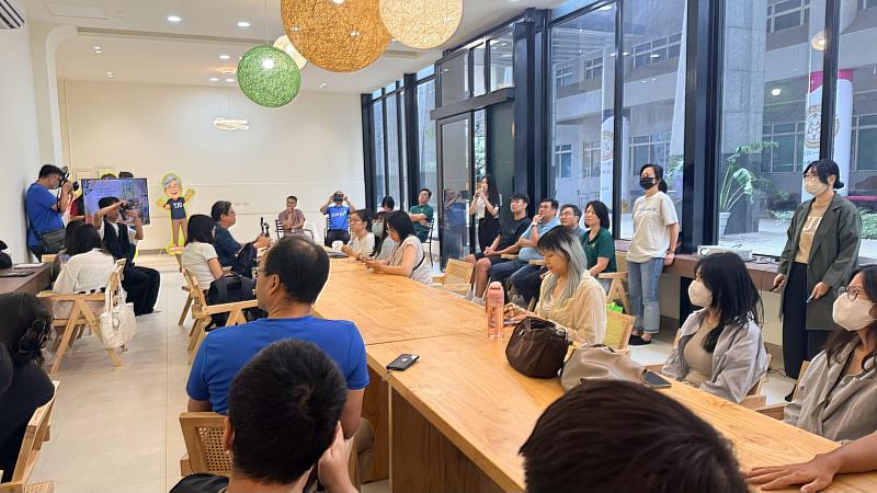 新南向國際專班暨四技餐旅管理系二年級學生吳懷莊以精彩吟詩演出揭開活動序幕。