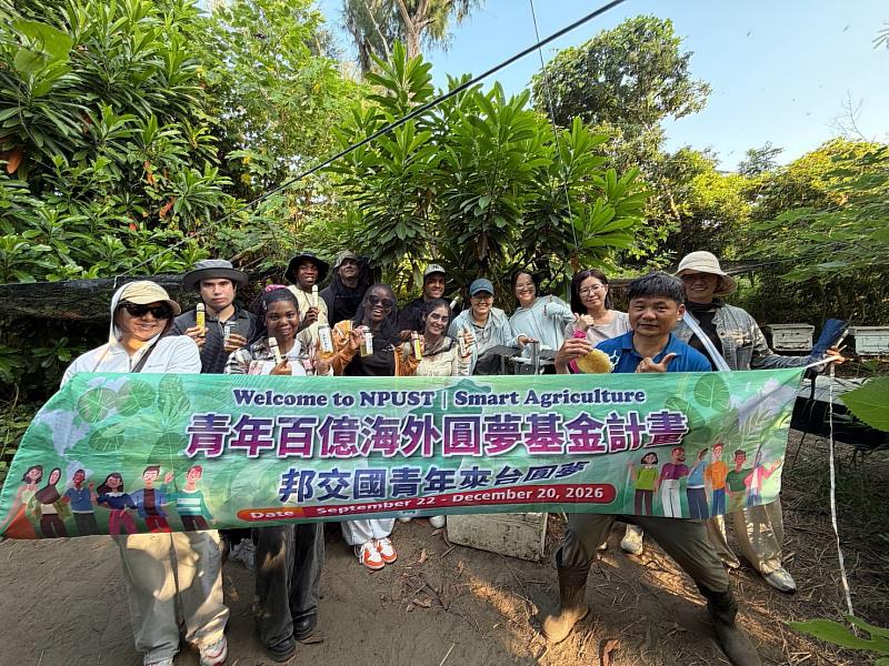屏科大國際生走進嘉義智慧蜂場 驚見科技「蜂」管理