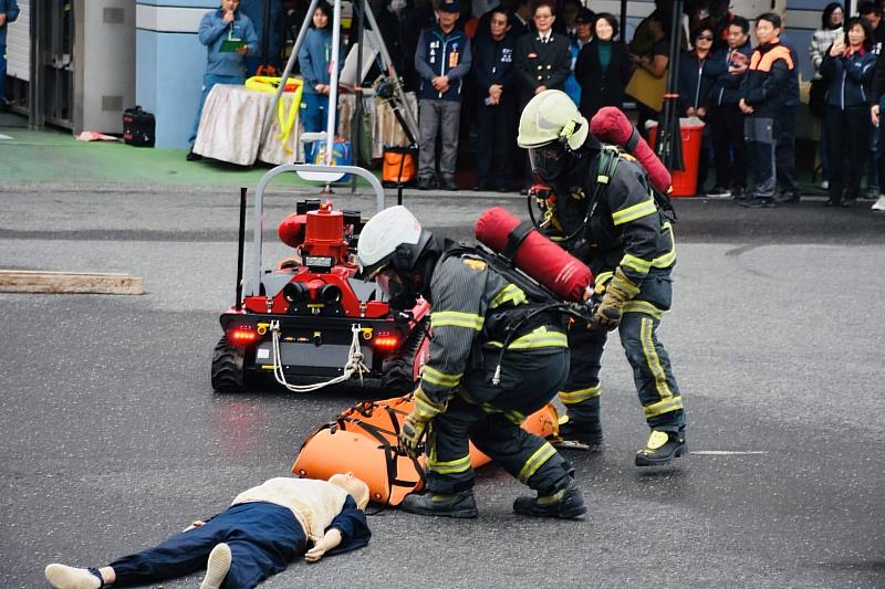 履帶式機器人落實精實演訓 現場依戰術救災需求派遣部署