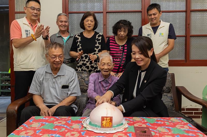市長高虹安與曾張梅奶奶一起切壽桃蛋糕慶生。