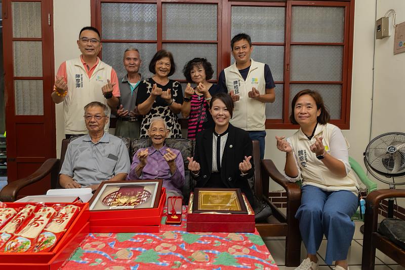 市長高虹安於今(8)日,前往百歲人瑞曾張梅奶奶家中拜訪。