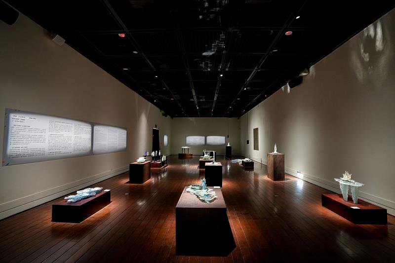 在玻璃裂縫中生成島嶼地景 黃錦堂《裂縫,行走的光》臺東美術館展出