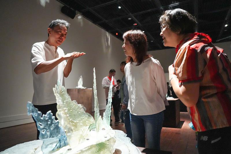 在玻璃裂縫中生成島嶼地景 黃錦堂《裂縫,行走的光》臺東美術館展出