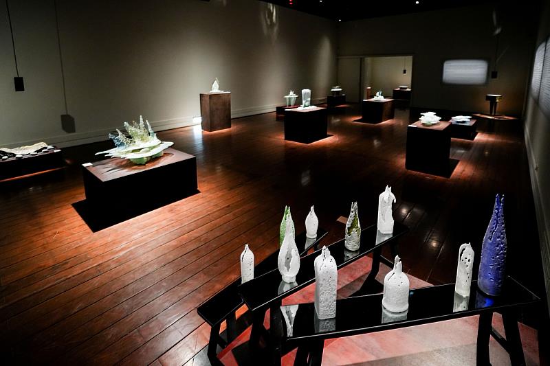 在玻璃裂縫中生成島嶼地景 黃錦堂《裂縫,行走的光》臺東美術館展出