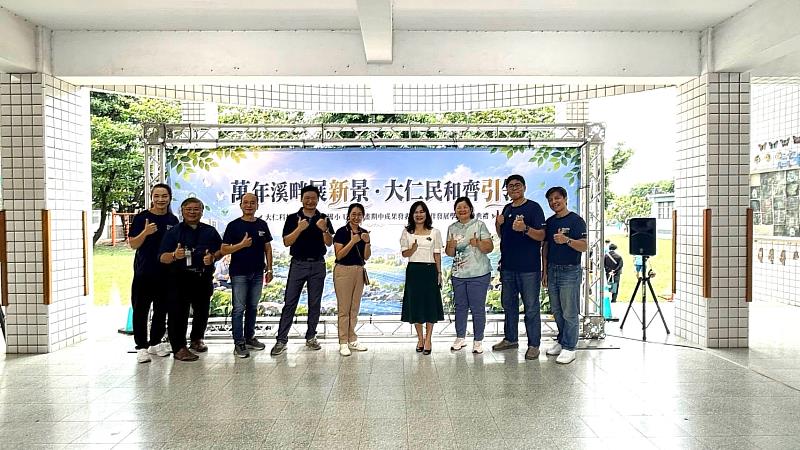 圖4、大仁科技大學USR計畫團隊與屏東市民和國小、萬年溪協會理事長李涂怡娟等團隊合影。