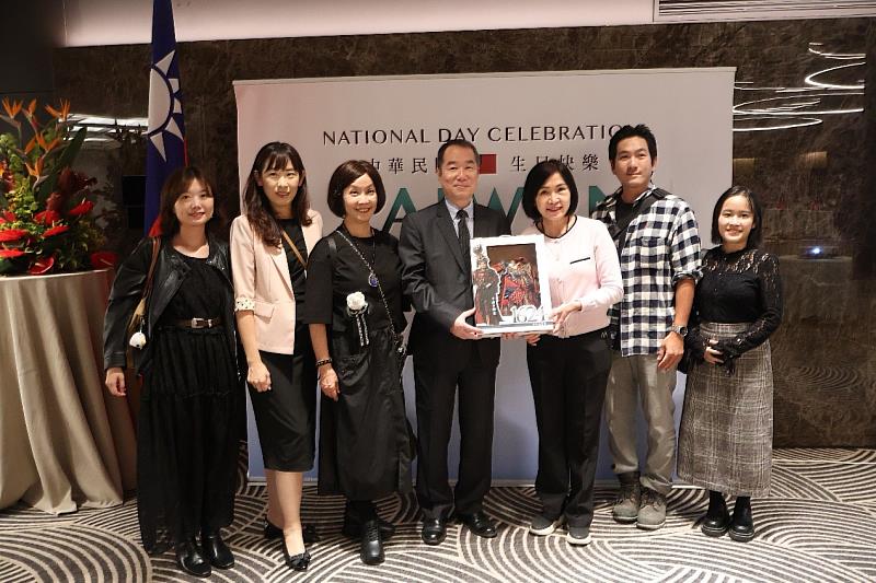 何大使與來希表演之國光劇團成員合影